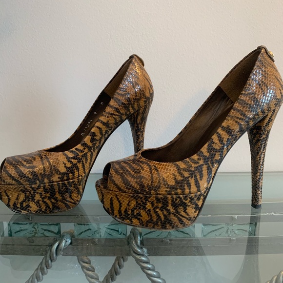 ❌SOLD❌ Stuart Weitzman Tiger Print Stilletos - Picture 2 of 8